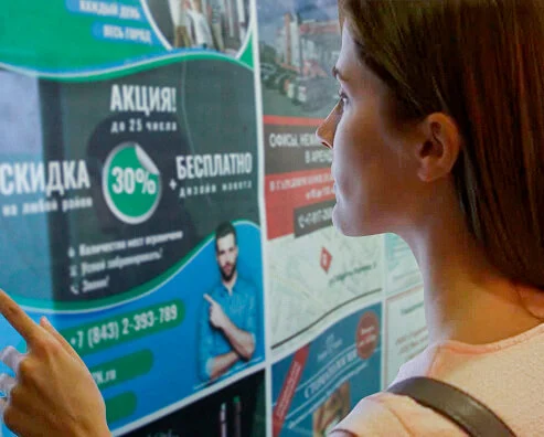 Фото девушки и рекламного стенда в лифте Казани