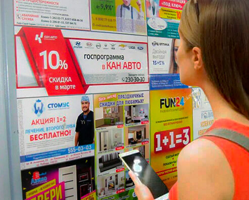 Фото девушка смотрит на эффективную рекламу в лифте многоэтажного дома в Казани